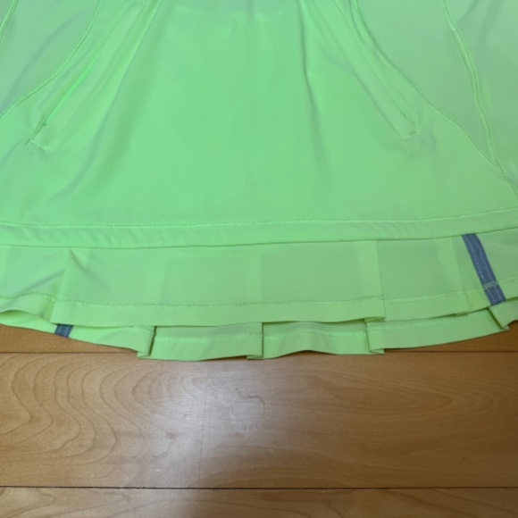Lululemon Light Zipper HoodedJacket with Pleated Hem Sz. 10 - Picture 11 of 12